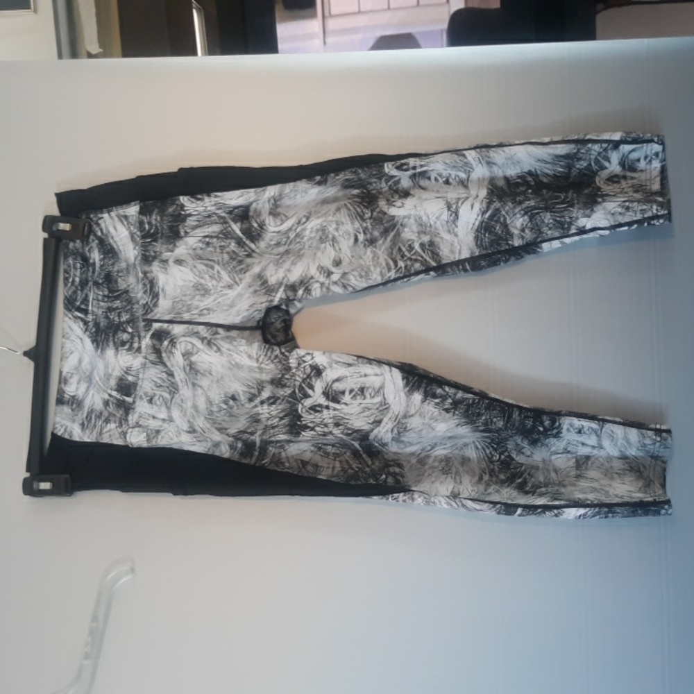 Black & White Abstract Ankle Leggings - Women